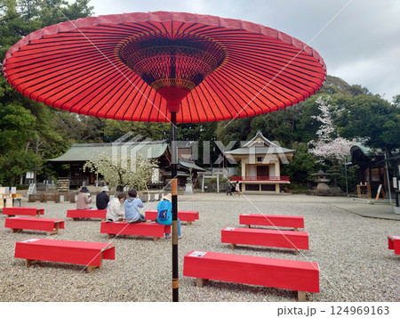 Red parasol at restshop 赤い和傘のあるお休み処・甘味処(春の歌会・観桜会) 124969163