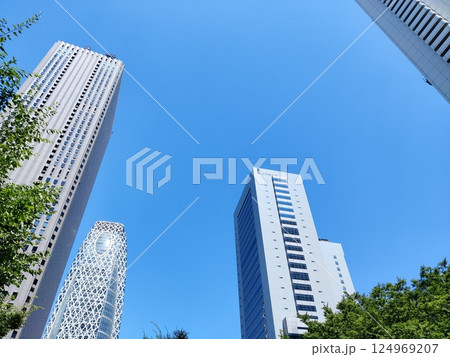 高層ビルを見上げるオフィス街の風景 高層ビルを見上げるオフィス街の風景 124969207