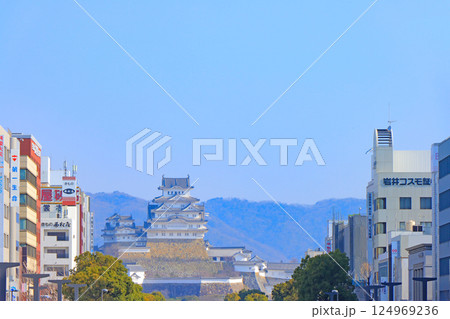 兵庫県姫路市、姫路駅から見た姫路城の風景 124969236