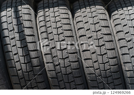 タイヤラックに並べられたタイヤ 124969266