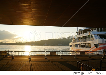 フェリーから見る朝焼けの海 124969272