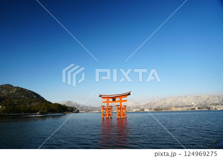 海上に浮かぶ宮島の大鳥居 124969275