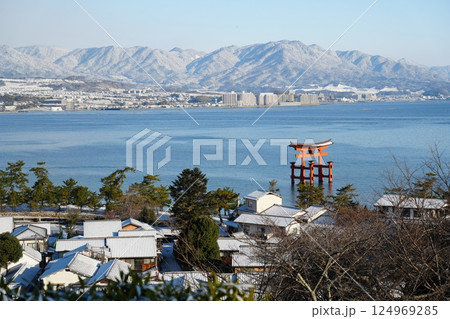 雪の積もった宮島の大鳥居 雪の積もった宮島の大鳥居 124969285
