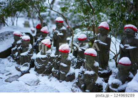 雪の日のお地蔵さん 雪の日のお地蔵さん 124969289