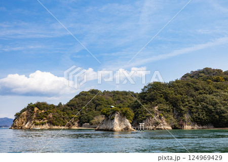 ［愛媛県今治市］しまなみ来島海峡遊覧船からの風景 124969429