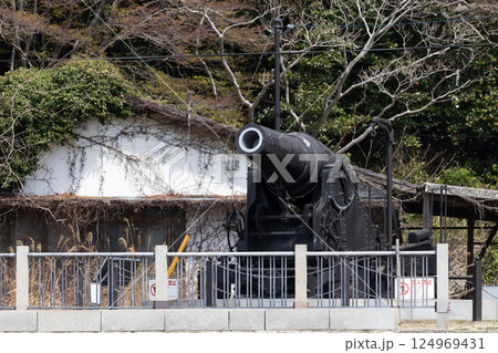 ［愛媛県今治市］榴弾砲　しまなみ来島海峡遊覧船からの風景 124969431