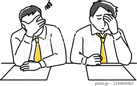 仕事で悩む2人の男性社員 124969467
