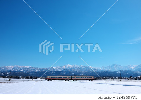 ローカル列車と冬の山々 124969775