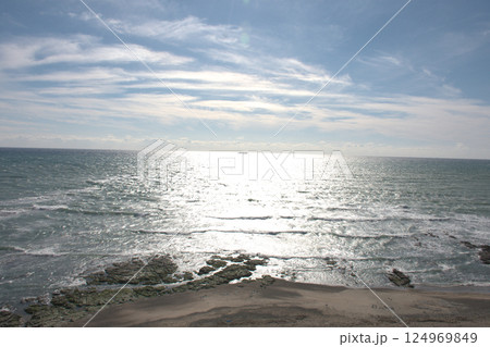 海に反射する太陽の光 海に反射する太陽の光 124969849