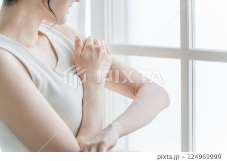 ボディケア・脱毛・保湿・日焼け止めを塗るアジア人女性 124969999