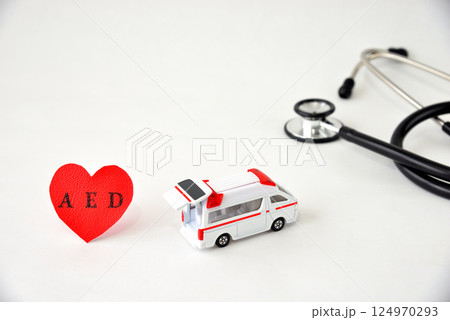 AED ハート 聴診器 救急車 イメージ 124970293