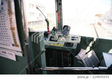 路面電車の車内 路面電車の車内 124970355