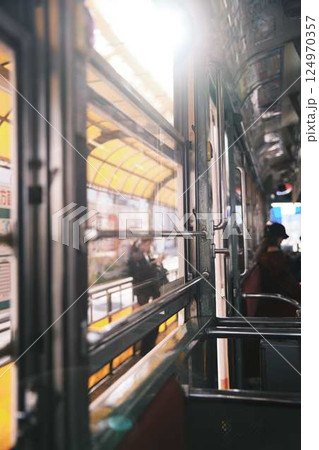 路面電車の車内 路面電車の車内 124970357