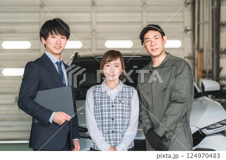 整備工場のピットにいる従業員の男女（自動車整備工場・民間車検場・スタッフ） 124970483