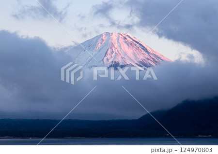 夕陽を浴びた富士山　山梨県本栖湖にて 124970803