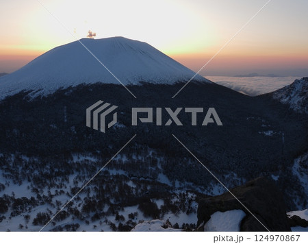 春の朝、浅間山と赤く染まる雲海（20250405053421） 124970867