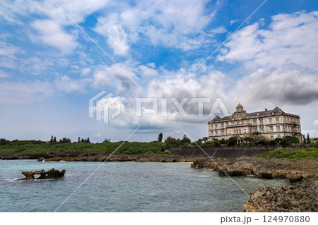 島の上から見た海と城 島の上から見た海と城 124970880