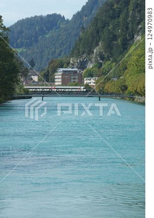 エメラルドグリーン色のアーレ川 エメラルドグリーン色のアーレ川 124970983