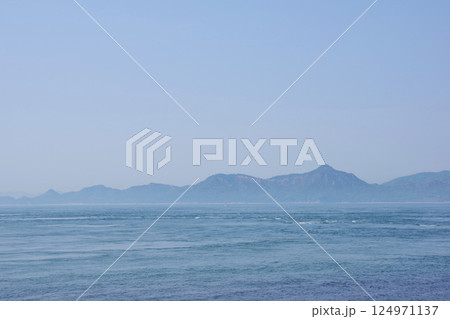 男木島灯台近くの海岸 124971137