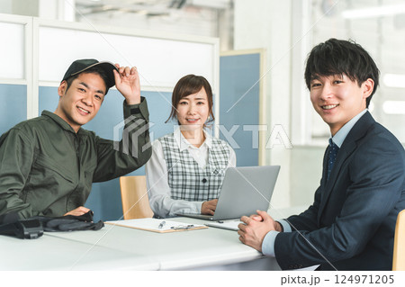 会社でミーティング・会議する男女のスタッフ 124971205