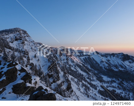 日の出の直後赤く染まり始める雪山(20250405053713) 日の出の直後赤く染まり始める雪山(20250405053713) 124971460