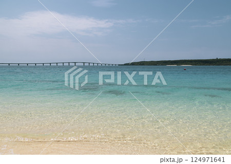 宮古島　与那覇前浜　コバルトブルーの海と青空 124971641