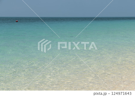 宮古島 与那覇前浜 コバルトブルーの海と青空 宮古島 与那覇前浜 コバルトブルーの海と青空 124971643