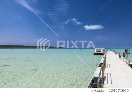 宮古島　与那覇前浜　コバルトブルーの海と青空 124971669