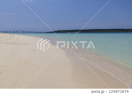 宮古島 与那覇前浜 コバルトブルーの海と青空 宮古島 与那覇前浜 コバルトブルーの海と青空 124971674