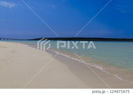 宮古島　与那覇前浜　コバルトブルーの海と青空 124971675
