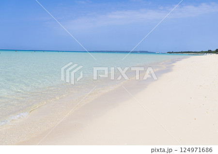 宮古島 与那覇前浜 コバルトブルーの海と青空 宮古島 与那覇前浜 コバルトブルーの海と青空 124971686