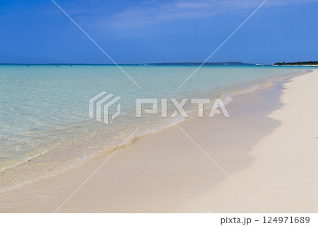 宮古島　与那覇前浜　コバルトブルーの海と青空 124971689