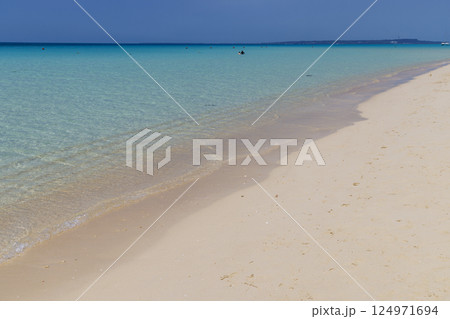 宮古島 与那覇前浜 コバルトブルーの海と青空 宮古島 与那覇前浜 コバルトブルーの海と青空 124971694