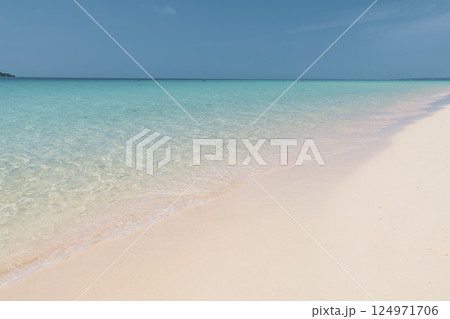 宮古島　与那覇前浜　コバルトブルーの海と青空 124971706