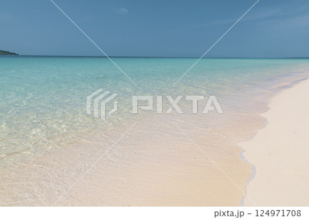 宮古島　与那覇前浜　コバルトブルーの海と青空 124971708