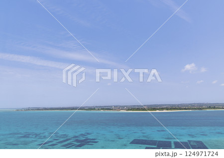 宮古島 与那覇前浜 コバルトブルーの海と青空 宮古島 与那覇前浜 コバルトブルーの海と青空 124971724