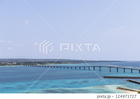宮古島 与那覇前浜 コバルトブルーの海と青空 宮古島 与那覇前浜 コバルトブルーの海と青空 124971727