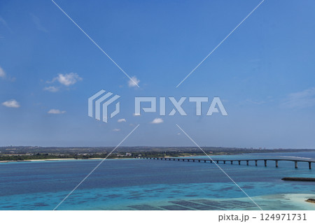 宮古島　与那覇前浜　コバルトブルーの海と青空 124971731