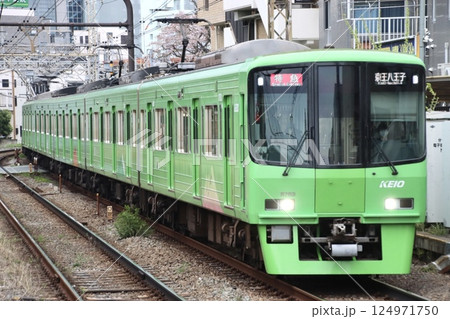 八王子に向かう京王8000系（高尾山トレイン） 124971750