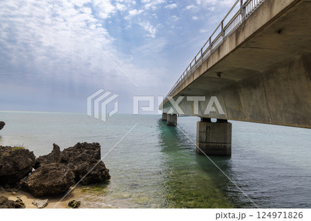 青い海に架かる伊良部大橋 124971826
