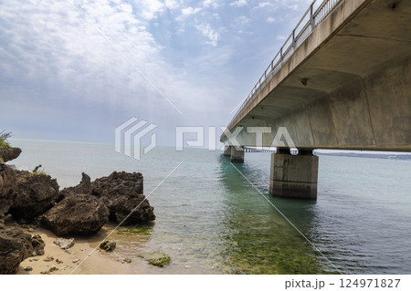 青い海に架かる伊良部大橋 124971827