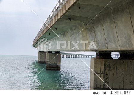 青い海に架かる伊良部大橋 青い海に架かる伊良部大橋 124971828