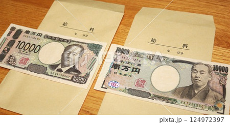 机に置かれたお金 124972397