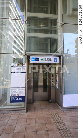 東京メトロ千代田線、町屋駅のエレベーター専用口で商業施設も入るタワーマンション「マークスタワー」直結 124972669