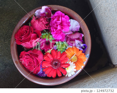 Bouquet of flowers in vase / フラワーアレンジメント(花の手水鉢)	 124972732