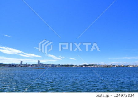 神奈川県・横須賀市・猿島から眺める横須賀方面の景色 124972834