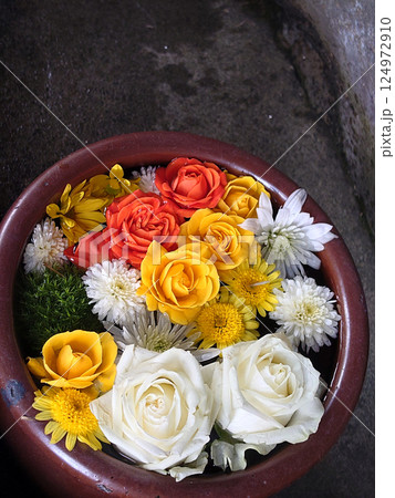 Bouquet of flowers in vase / フラワーアレンジメント(花の手水鉢) Bouquet of flowers in vase / フラワーアレンジメント(花の手水鉢) 124972910