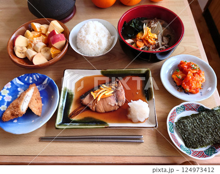 Japanese food set(simmered fish) / 和食セット(寒ブリの煮魚定食) Japanese food set(simmered fish) / 和食セット(寒ブリの煮魚定食) 124973412