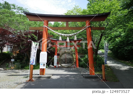 鳥居と参道の風景_北海道虻田町 鳥居と参道の風景_北海道虻田町 124973527