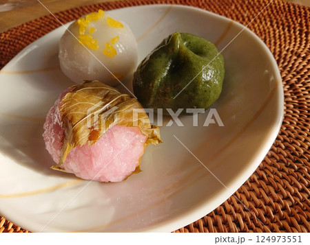 Japanese swee 和菓子・和スィーツの3種セット(桜餅・よもぎ餅・いがまんじゅうの3点盛) Japanese swee 和菓子・和スィーツの3種セット(桜餅・よもぎ餅・いがまんじゅうの3点盛) 124973551